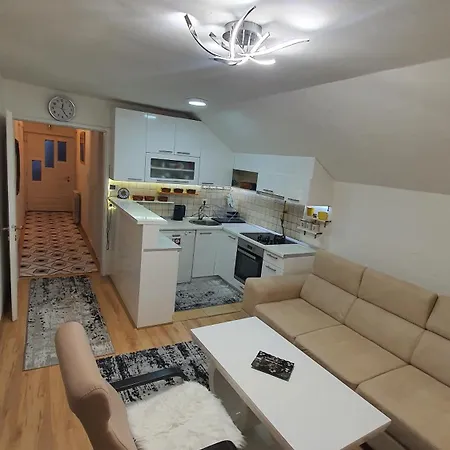 View 2 Apartment *